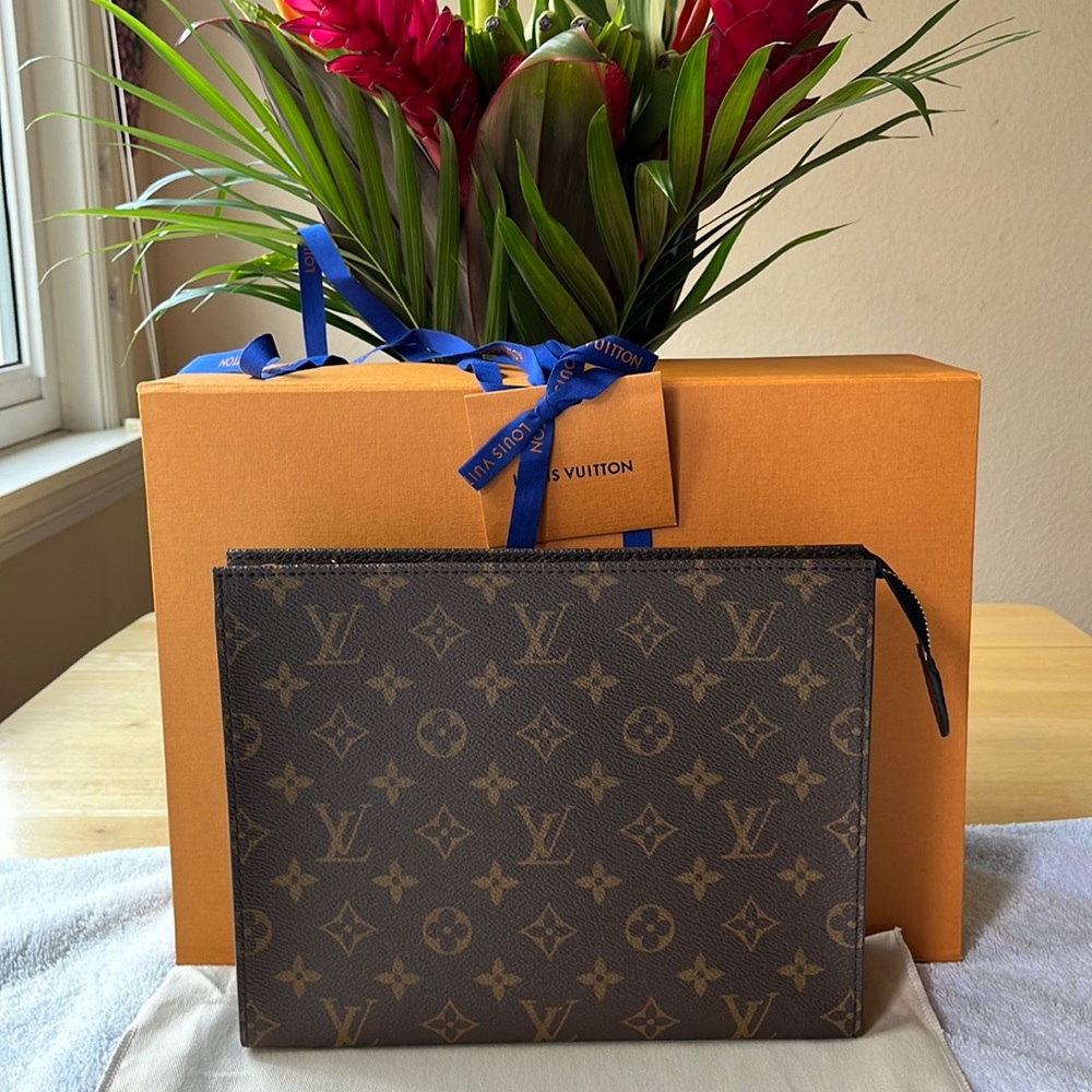 🛵 LOUIS VUITTON TOILETRY POUCH 26 🛵